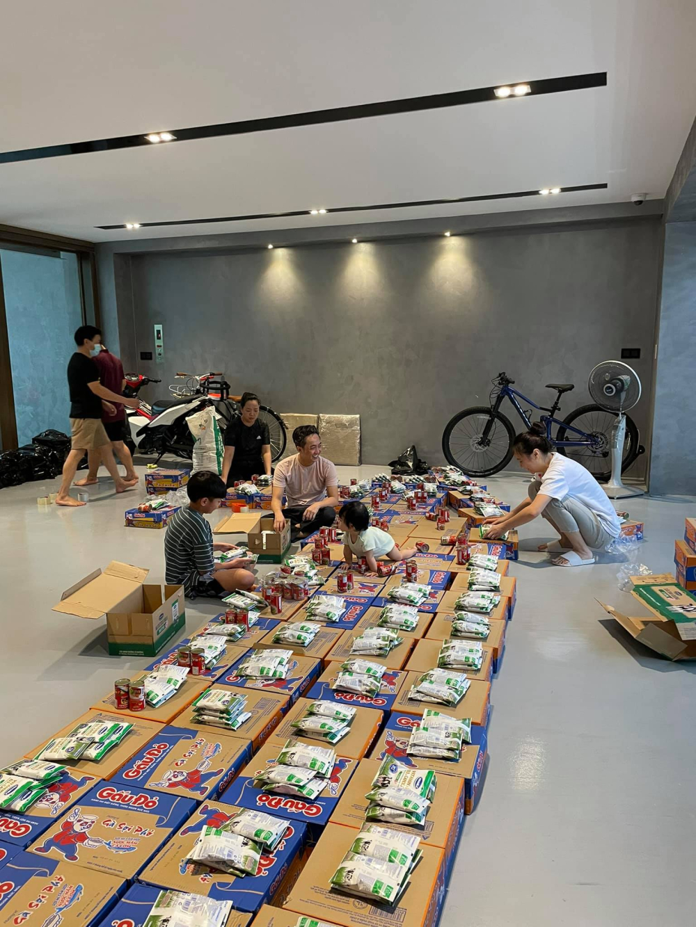 Vợ chồng doanh nhân Nguyễn Quốc Cường cùng người thân gói quà trước khi đêm đến mang biếu các hoàn cảnh khó khăn