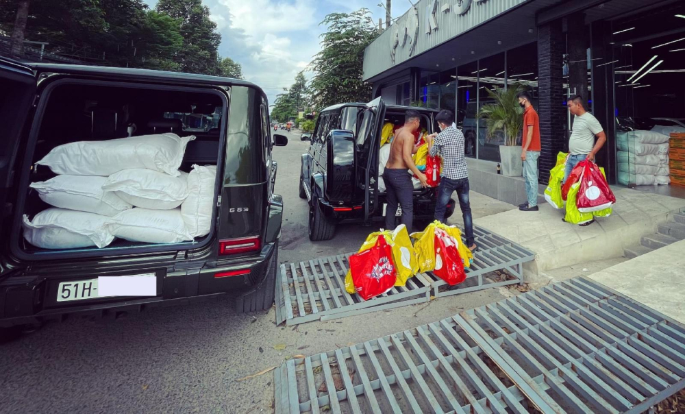 Hai chiếc xe Mercedes-AMG G63 với tổng trị giá hơn 24 tỷ đồng được mang ra chở lương thực