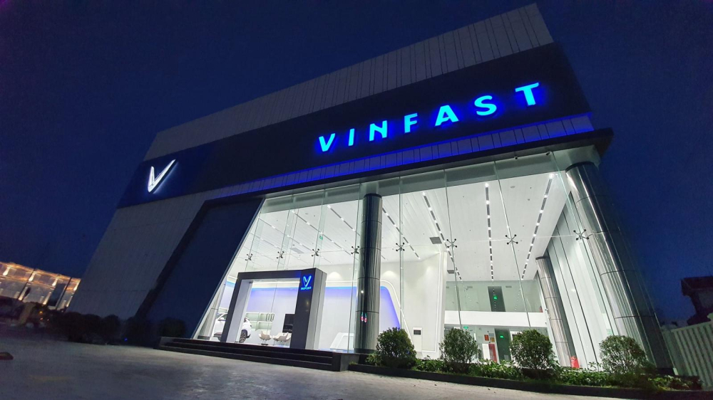 Vào buổi tối, logo và cái tên “VinFast” bên ngoài showroom sẽ hiện đèn sáng xanh dương khá bắt mắt. Vào buổi tối, logo và cái tên “VinFast” bên ngoài showroom sẽ hiện đèn sáng xanh dương khá bắt mắt.