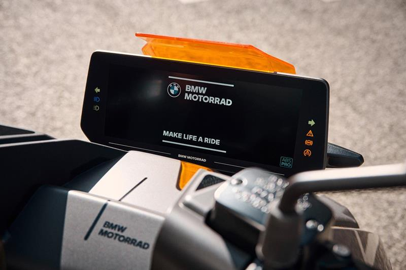 Bộ màn hình màu cực lớn có khả năng kết nối thông mình trên BMW CE-04