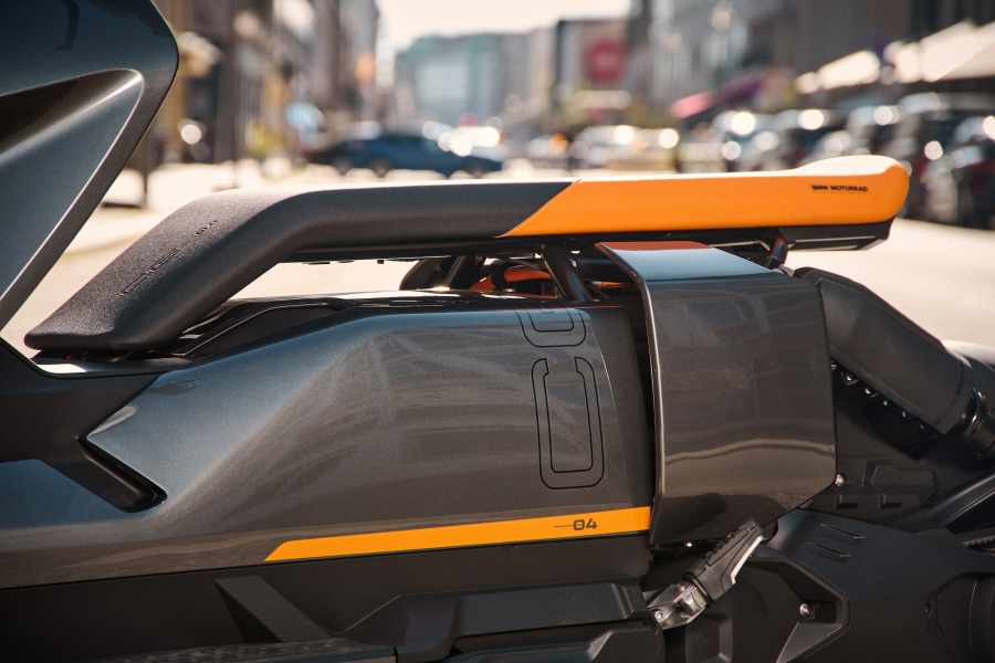 Thiết kế đặc biệt của bộ yên xe trên BMW CE-04