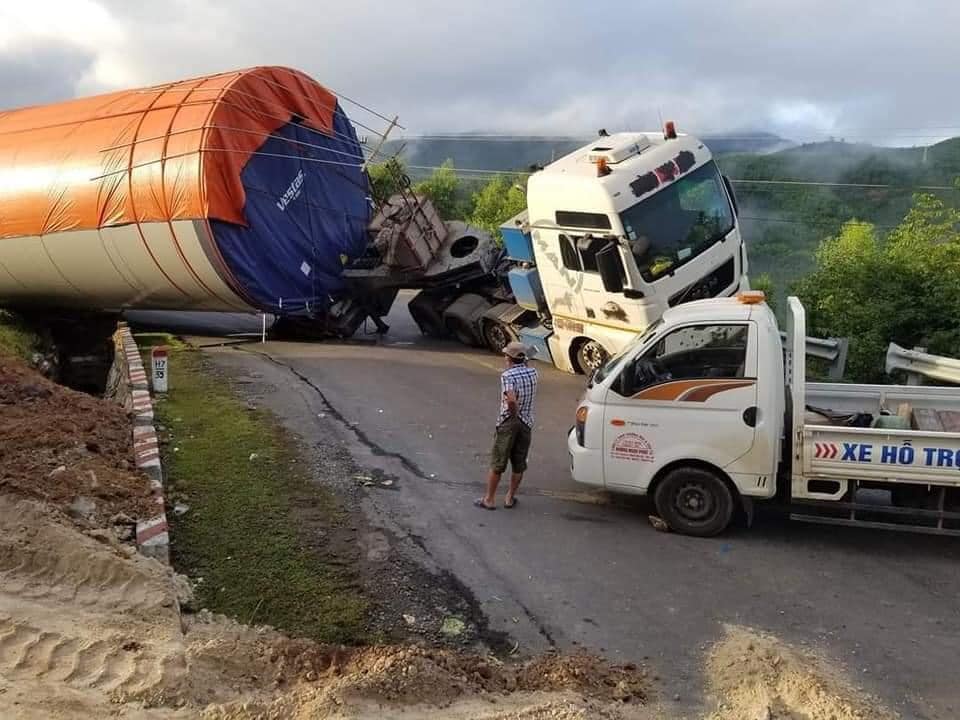 Hiện trường vụ tai nạn trên đèo Phượng Hoàng