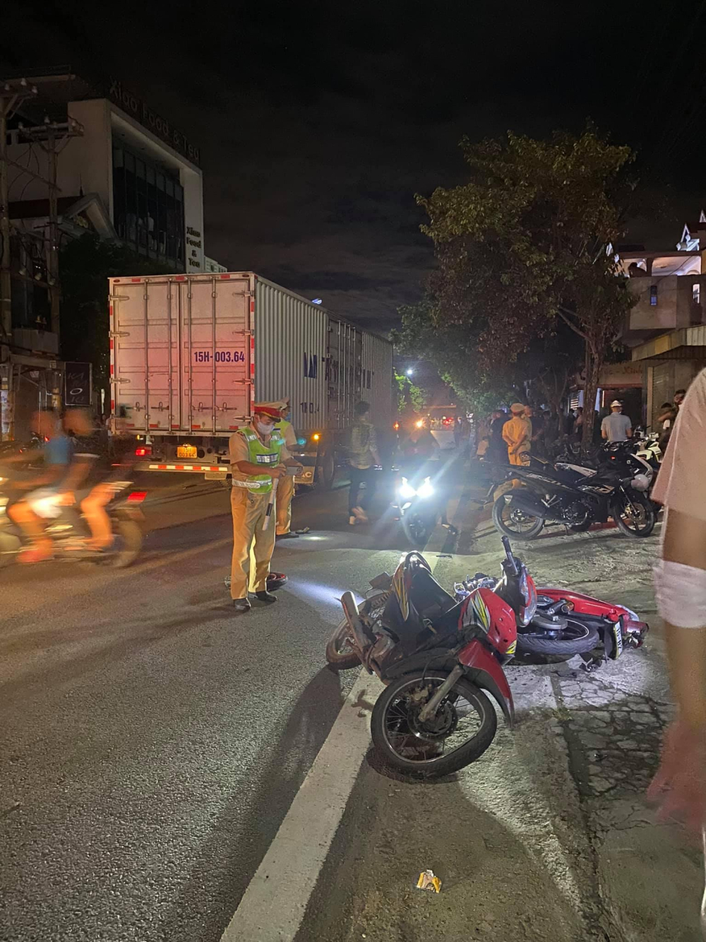 Lực lượng chức năng c&oacute; mặt tại hiện trường vụ tai nạn