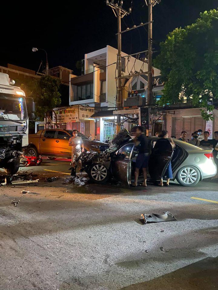 2 chiếc &ocirc; t&ocirc; bị hư hỏng nặng đầu xe
