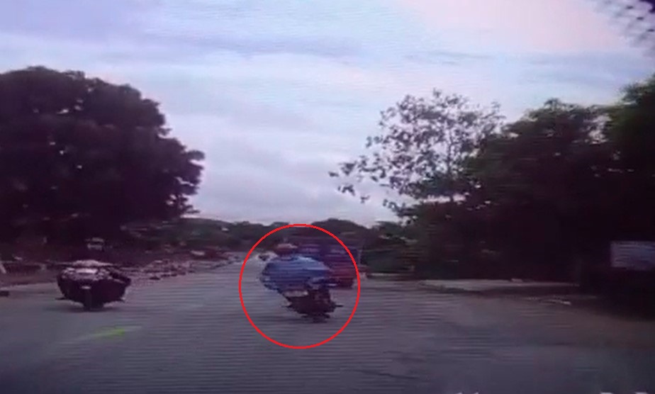Người đàn ông mặc áo mưa, đi xe máy tử vong trong vụ tai nạn liên hoàn
