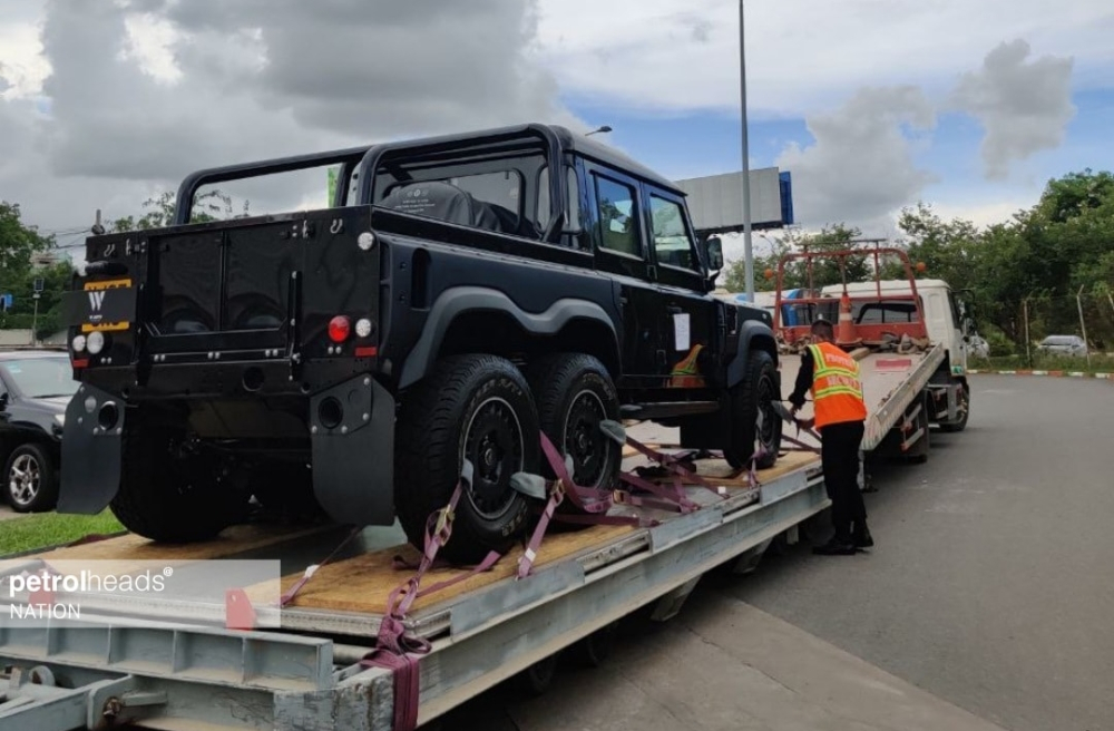 Hình ảnh chiếc xe Land Rover Defender Flying Huntsman 6x6 mới về đến Campuchia