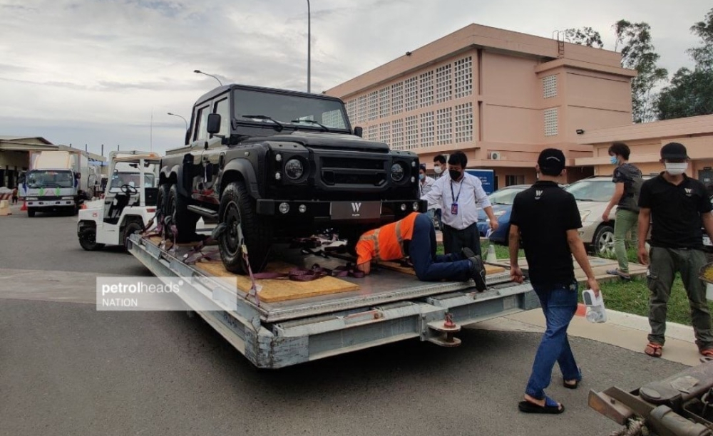 Hình ảnh chiếc xe Land Rover Defender Flying Huntsman 6x6 mới về đến Campuchia