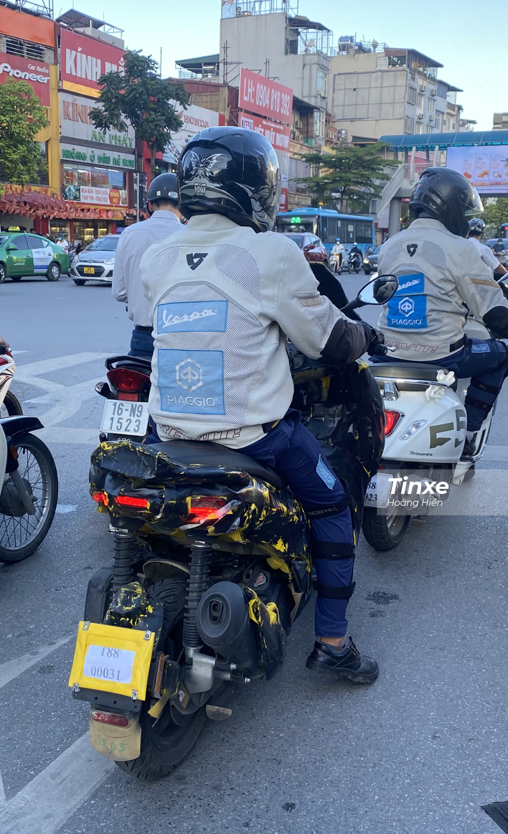 Chiếc xe tay ga Aprilia đang được Piaggio Việt Nam chạy thử khiến nhiều người nhầm tưởng là một chiếc Piaggio mới.