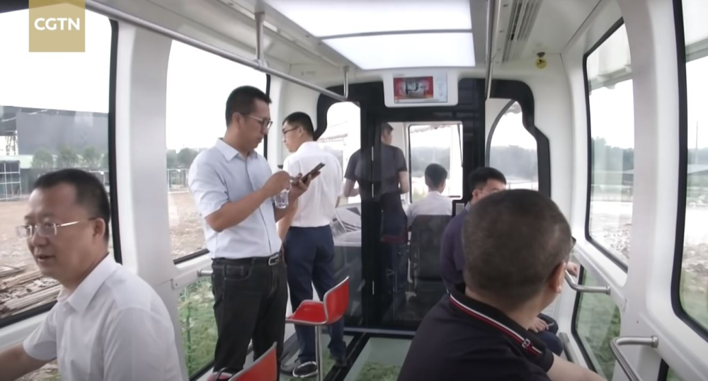 Con tàu treo trên cao này có 3 mặt đều là tường kính Con tàu treo trên cao này có 3 mặt đều là tường kính