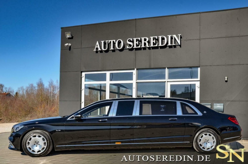Chiếc Mercedes-Maybach S 650 Pullman Guard này được sơn màu đen bóng Chiếc Mercedes-Maybach S 650 Pullman Guard này được sơn màu đen bóng