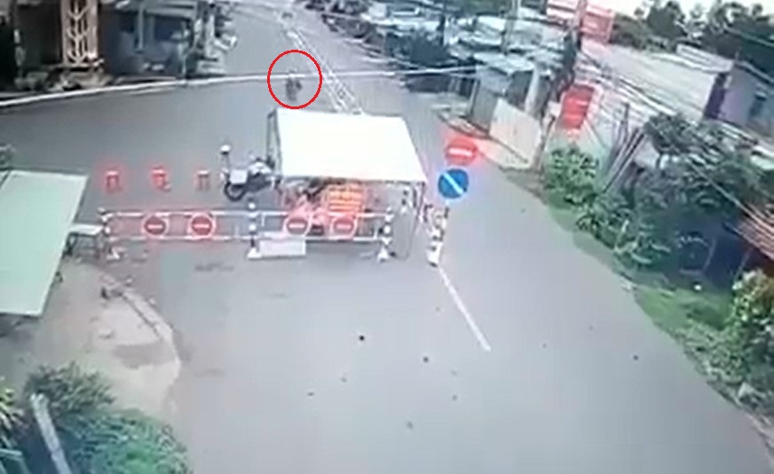 Nam thanh niên đi xe máy lao vào chốt kiểm dịch