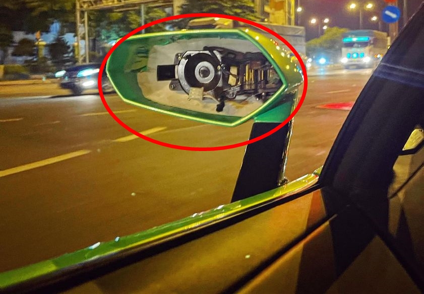 Phần mặt gương của siêu xe Lamborghini Aventador LP700-4 rmui trần bị kẻ gian lấy đi Phần mặt gương của siêu xe Lamborghini Aventador LP700-4 rmui trần bị kẻ gian lấy đi
