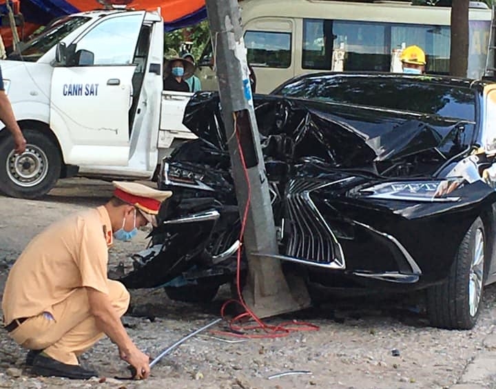 Lực lượng chức năng đang xử lý hiện trường vụ tai nạn