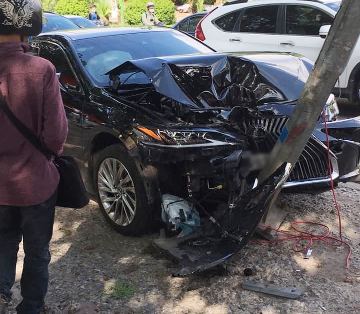 Hiện trường vụ tai nạn xe Lexus ES250 ở Hà Nội vào chiều qua