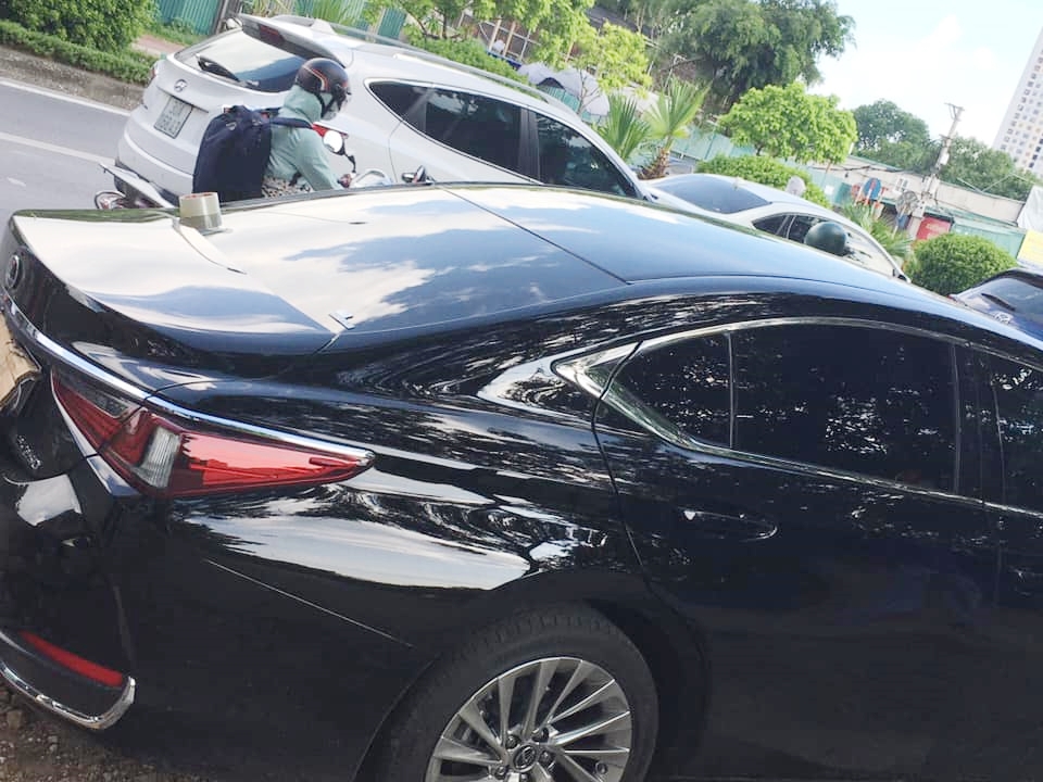 Vụ tai nạn khiến xe Lexus ES250 hư hỏng nặng nề đầu xe
