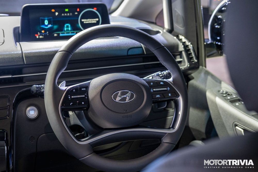 Vô lăng đa chức năng của Hyundai Staria 2021