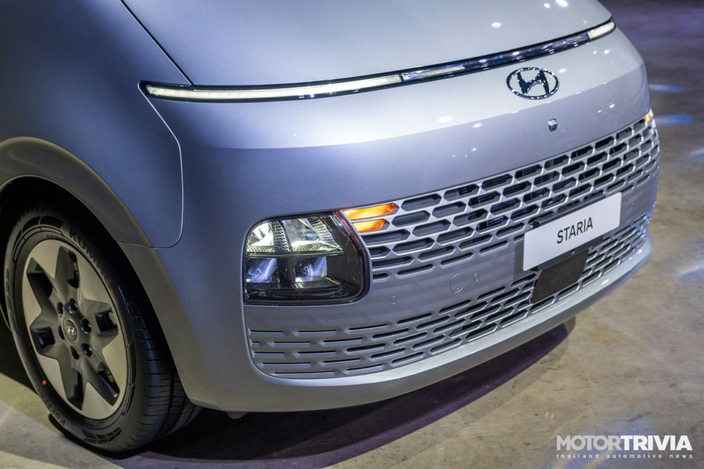 Hyundai Staria 2021 có dải đèn LED định vị ban ngày tách riêng