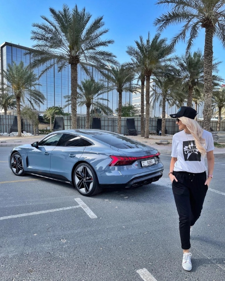 Supercar Blondie hiện là một trong những gương mặt thành công nhất của làng review siêu xe thế giới Supercar Blondie hiện là một trong những gương mặt thành công nhất của làng review siêu xe thế giới