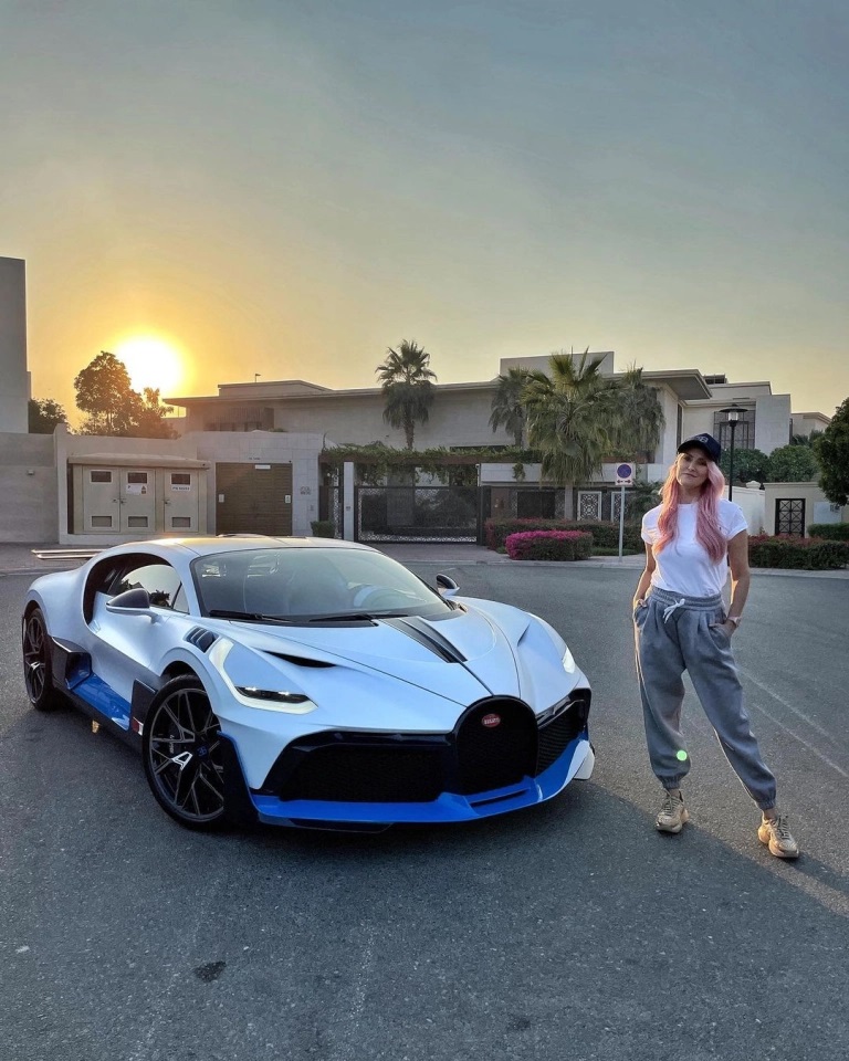 Supercar Blondie thường xuyên xuất hiện bên những chiếc siêu xe Supercar Blondie thường xuyên xuất hiện bên những chiếc siêu xe