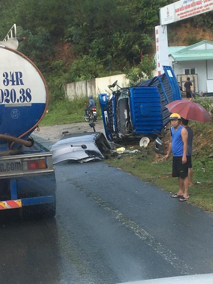 Chiếc &ocirc; t&ocirc; tải bị hư hỏng nặng sau vụ tai nạn