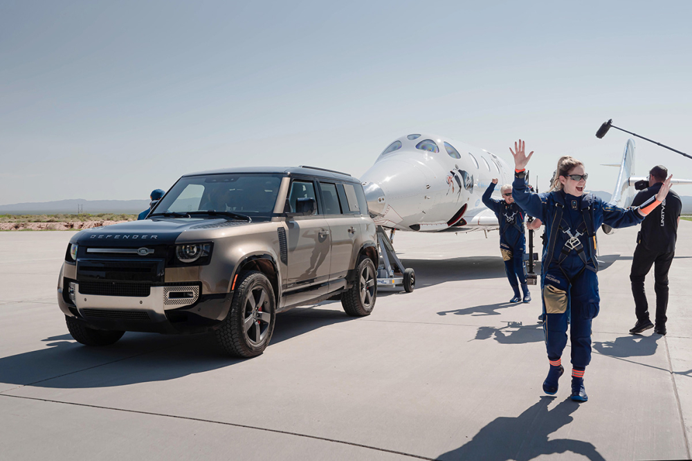Hiện nay đ&atilde; c&oacute; 600 kh&aacute;ch h&agrave;ng đăng k&yacute; trải nghiệm chuyến đi đến r&igrave;a vụ trũ của Virgin Galactic.