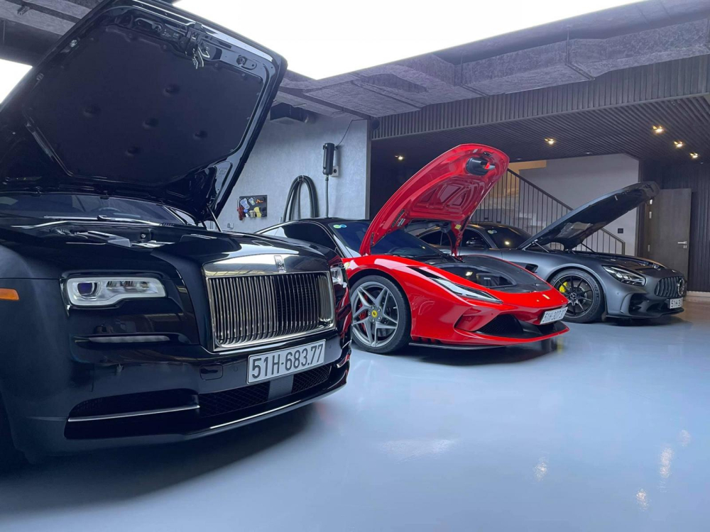 Đây là bộ 3 siêu xe và xe siêu sang của Cường Đô-la hiện tại, ngoài cùng là Mercedes-AMG GT R đầu tiên về nước