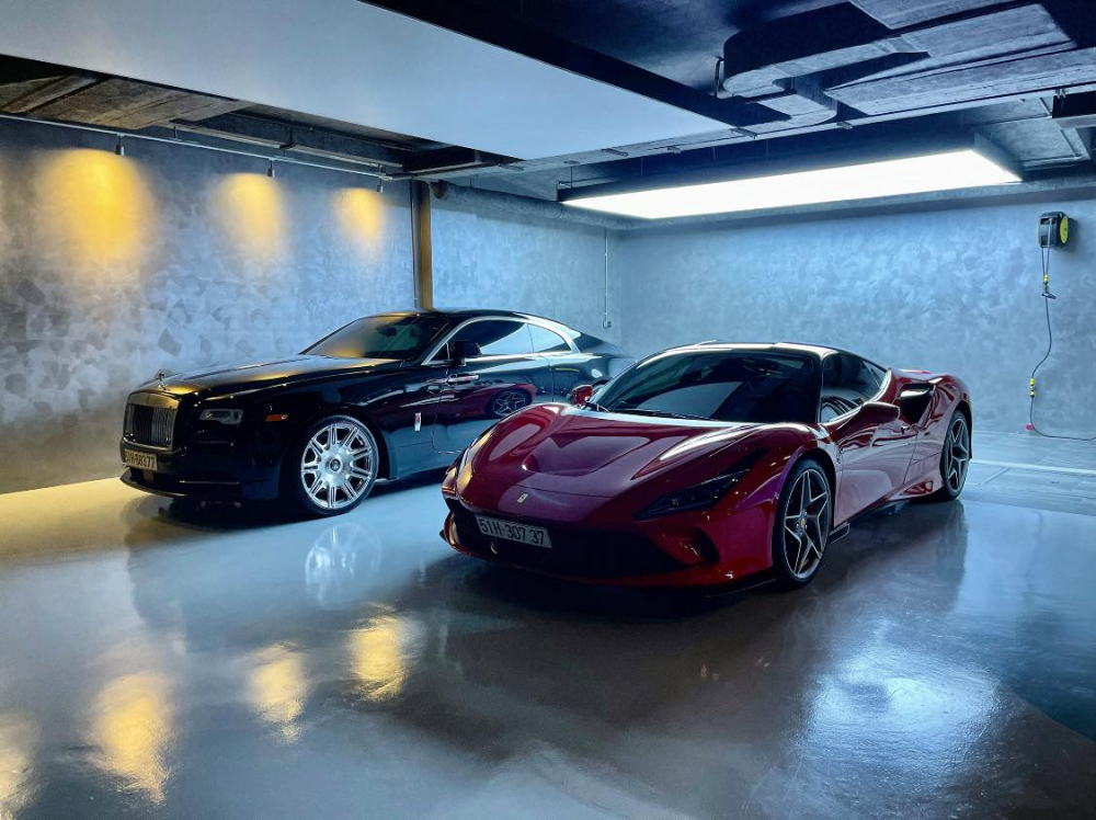 Ferrari F8 Tributo cùng Rolls-Royce Wraith