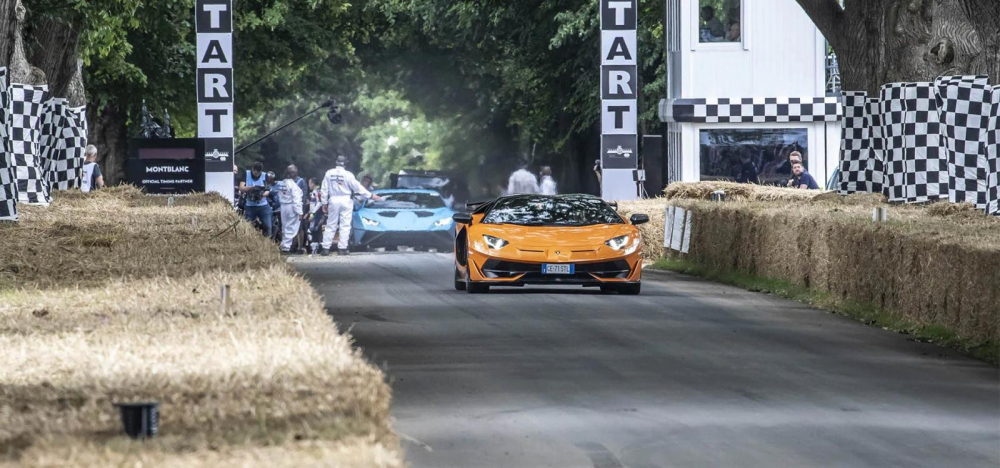 Lamborghini Aventador SVJ Roadster màu cam và phía sau là Lamborghini Huracan STO