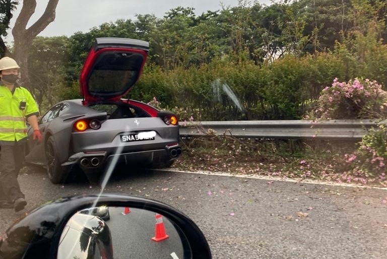 Chiếc siêu xe Ferrari 812 Superfast gặp nạn