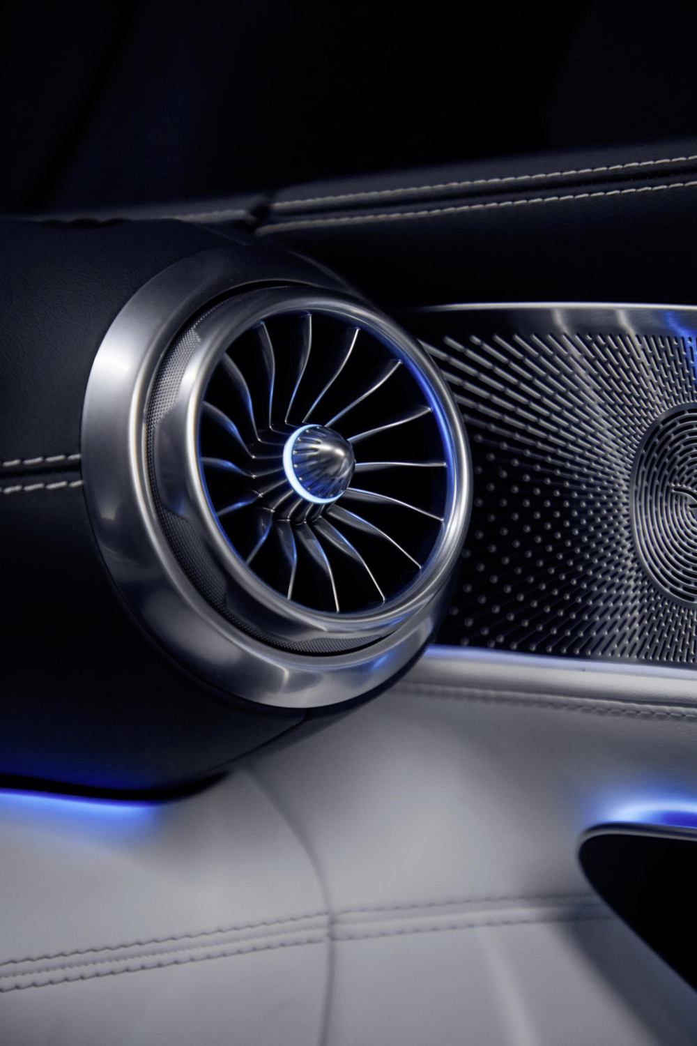 Cửa gi&oacute; điều h&ograve;a của Mercedes-AMG SL 2022 gợi li&ecirc;n tưởng đến động cơ m&aacute;y bay