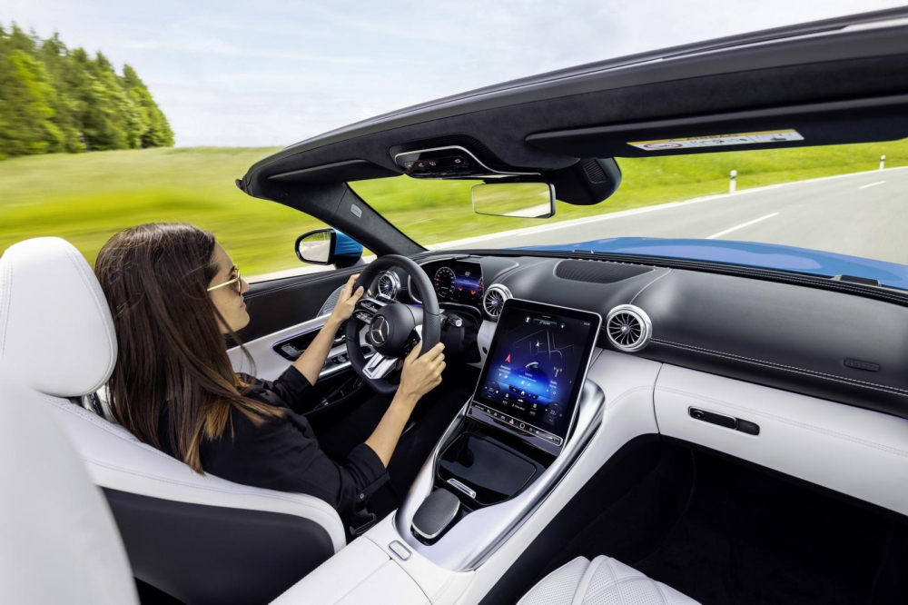 Xe d&acirc;n chơi Mercedes-AMG SL 2022 được h&eacute; lộ nội thất