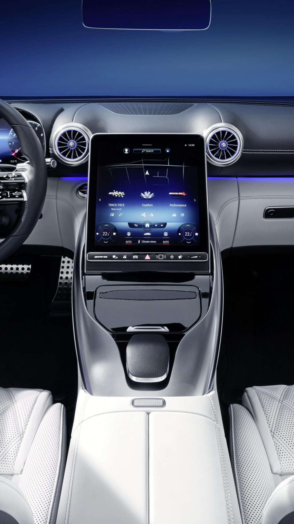 Cụm điều khiển trung t&acirc;m của Mercedes-AMG SL 2022 nối liền với m&agrave;n h&igrave;nh th&ocirc;ng tin giải tr&iacute;