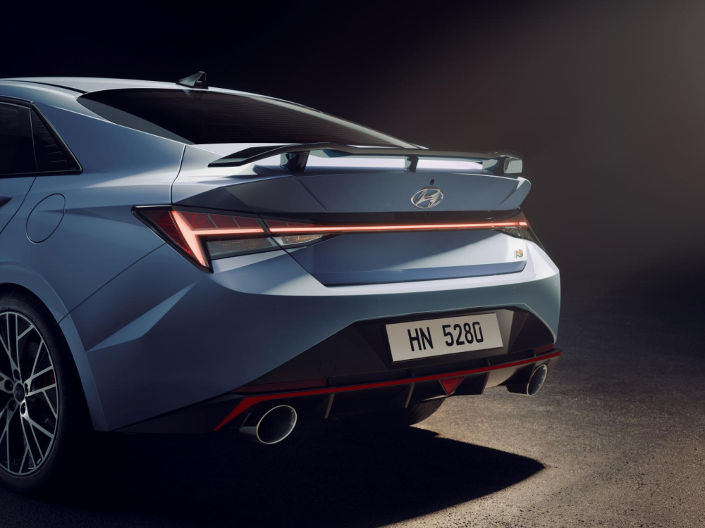 Hyundai Elantra N 2022 c&oacute; c&aacute;nh gi&oacute; đu&ocirc;i cố định ph&iacute;a sau