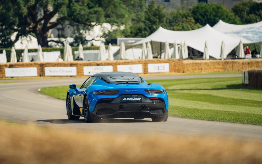 Maserati MC20 nhìn từ phía đuôi xe
