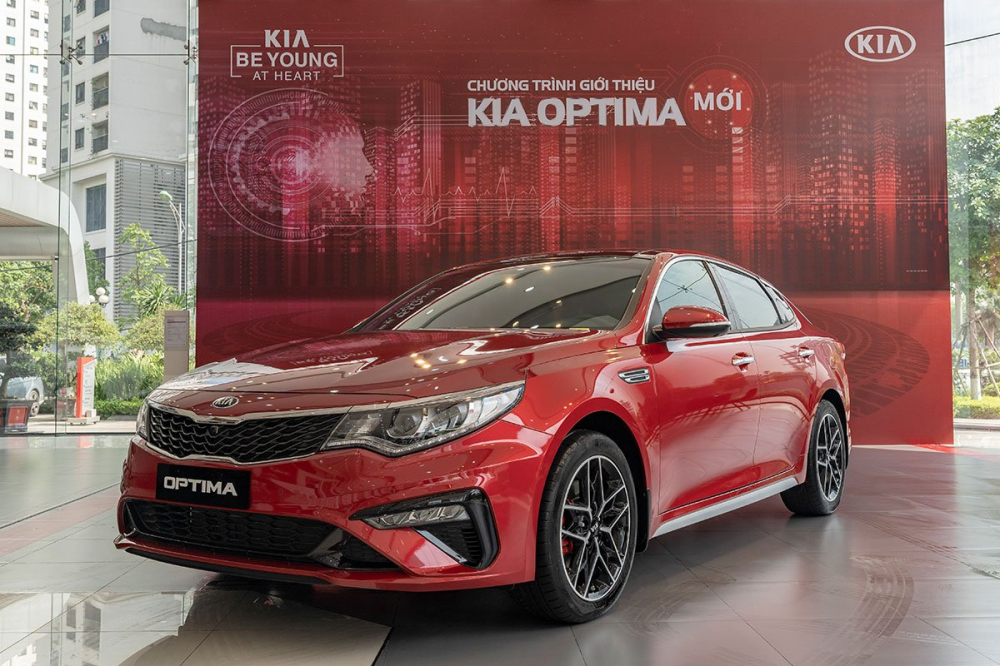 Kia Optima hiện đang c&oacute; 2 phi&ecirc;n bản c&ugrave;ng gi&aacute; b&aacute;n lẻ đề xuất tương ứng l&agrave; 759 triệu v&agrave; 919 triệu đồng.