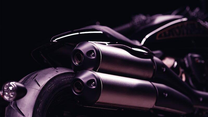 Lon pô vắt điệu đà trên Harley-Davidson Sportster S 2021