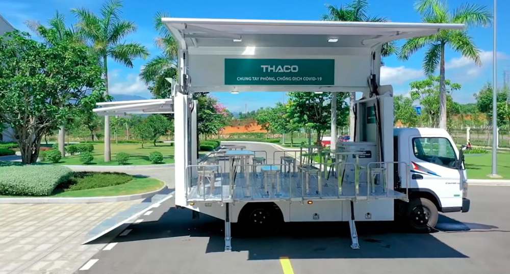 Tr&ecirc;n chiếc xe tải ngo&agrave;i tủ bảo quản vắc-xin v&agrave; mẫu x&eacute;t nghiệm Covid-19 c&ograve;n c&oacute; b&agrave;n ghế bằng inox