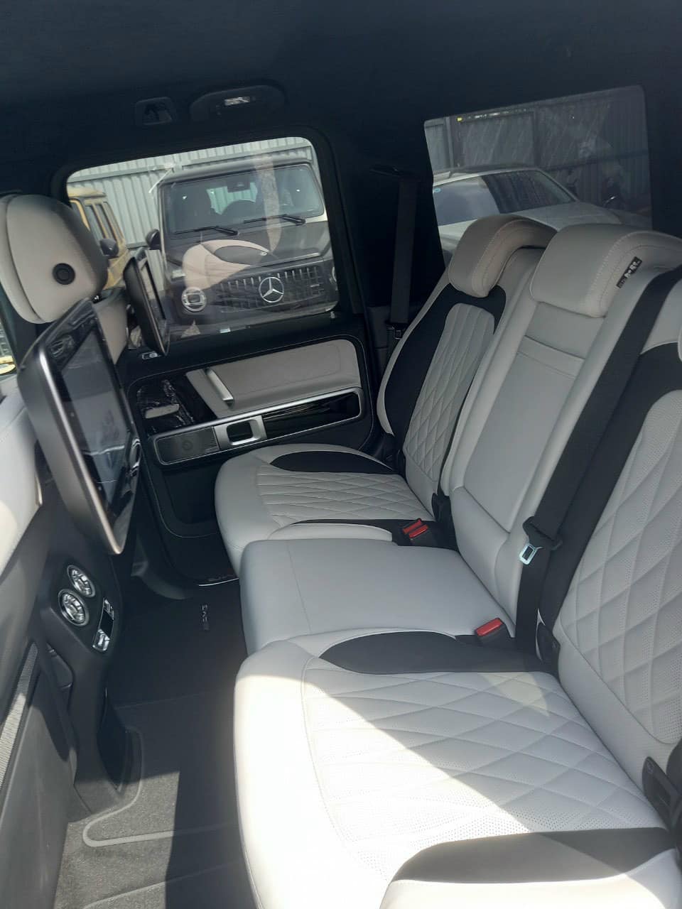 Hàng ghế sau của Mercedes-AMG G63 màu Rubellite Red Hàng ghế sau của Mercedes-AMG G63 màu Rubellite Red