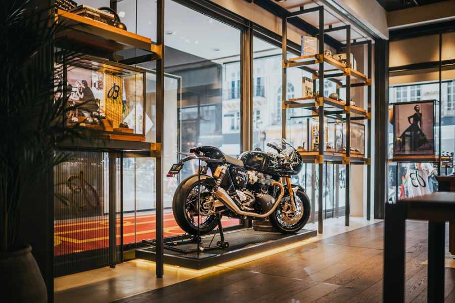 Kể từ năm 2022, c&aacute;c cửa h&agrave;ng ch&iacute;nh h&atilde;ng của Breitling sẽ được trưng b&agrave;y một chiếc Cafe Racer tuyệt đẹp