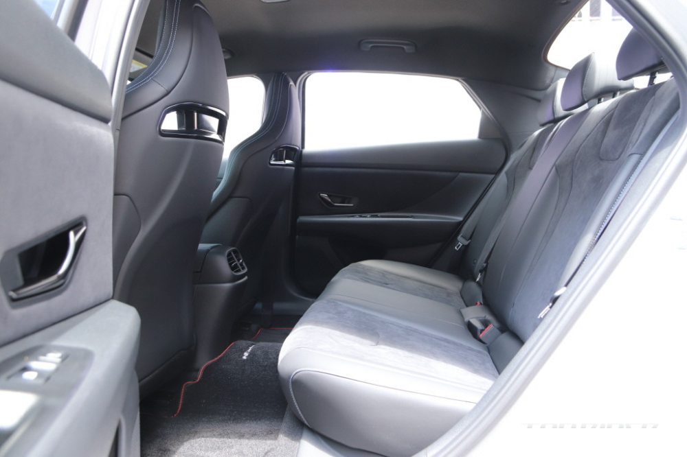 Hàng ghế sau của Hyundai Elantra N 2022