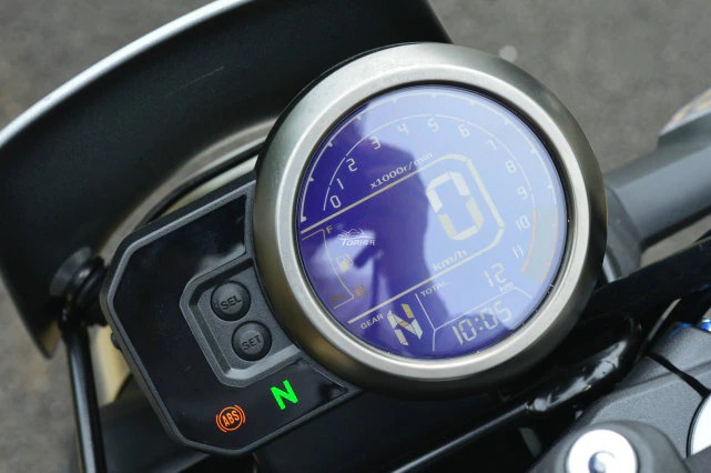Đồng hồ LCD tròn đặc biệt trên Honda CB190TR 