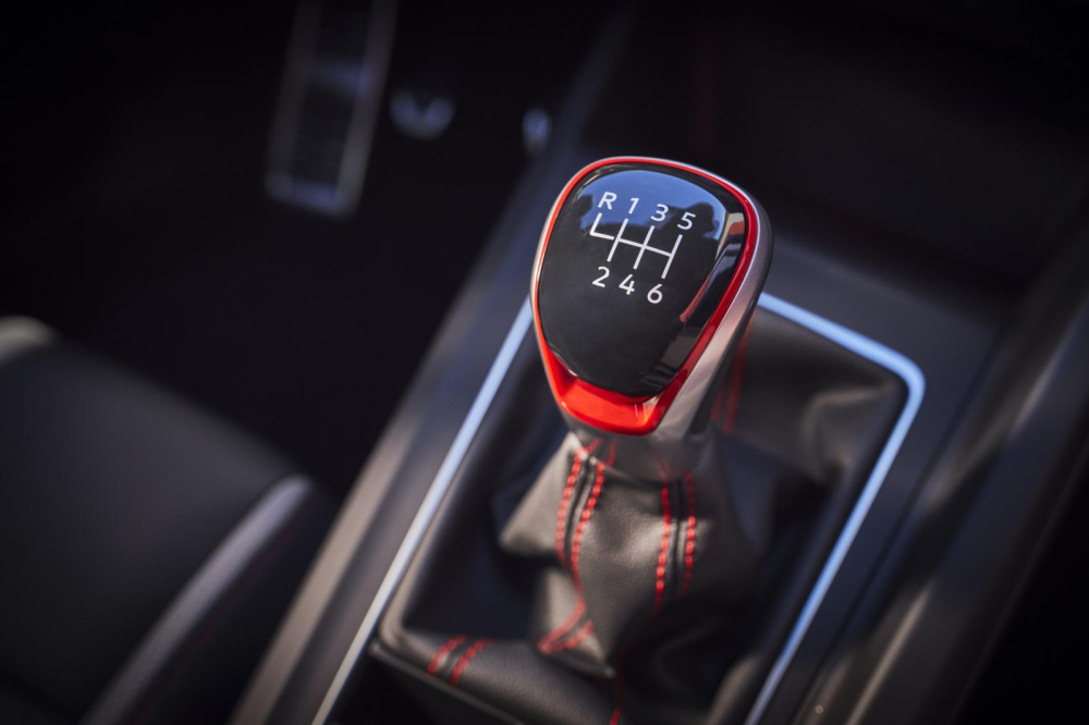 Cần số của hộp số sàn bên trong Volkswagen Golf GTI 2022 Cần số của hộp số sàn bên trong Volkswagen Golf GTI 2022