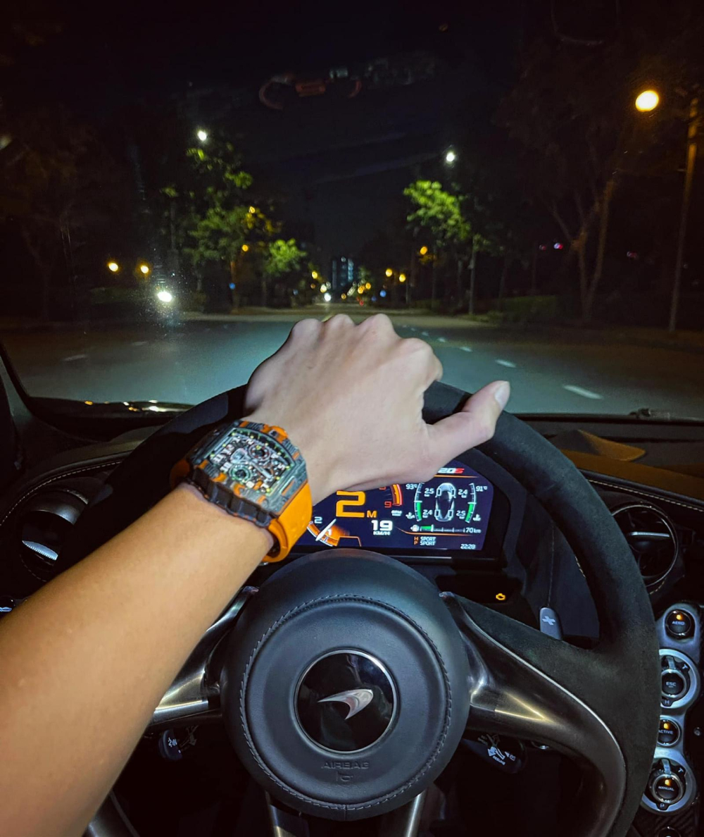 Cầm lái chiếc siêu xe McLaren 720S Cầm lái chiếc siêu xe McLaren 720S