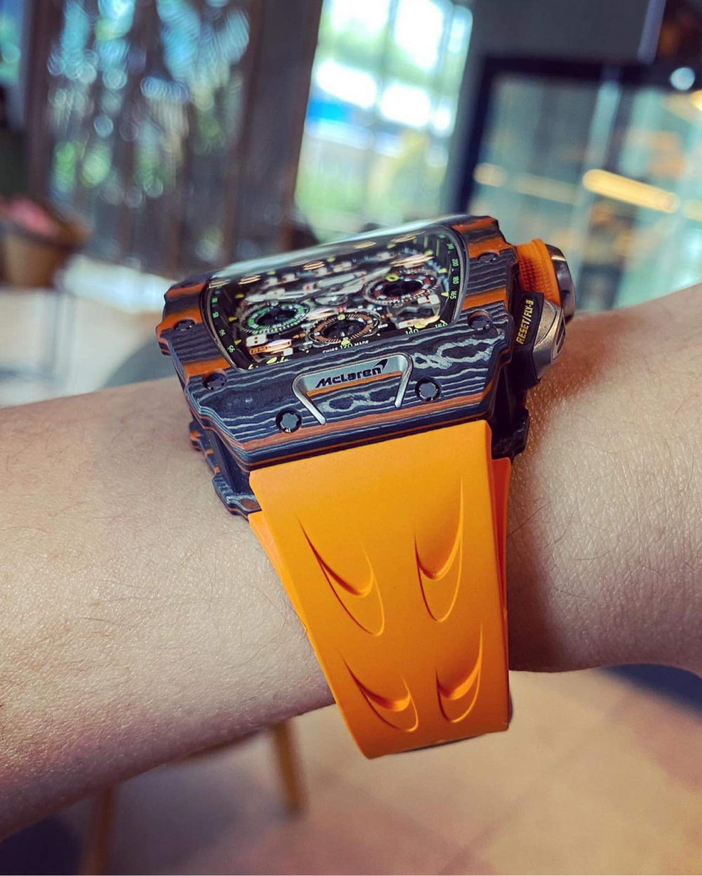 Logo của hãng McLaren được in trên dây cao su Logo của hãng McLaren được in trên dây cao su