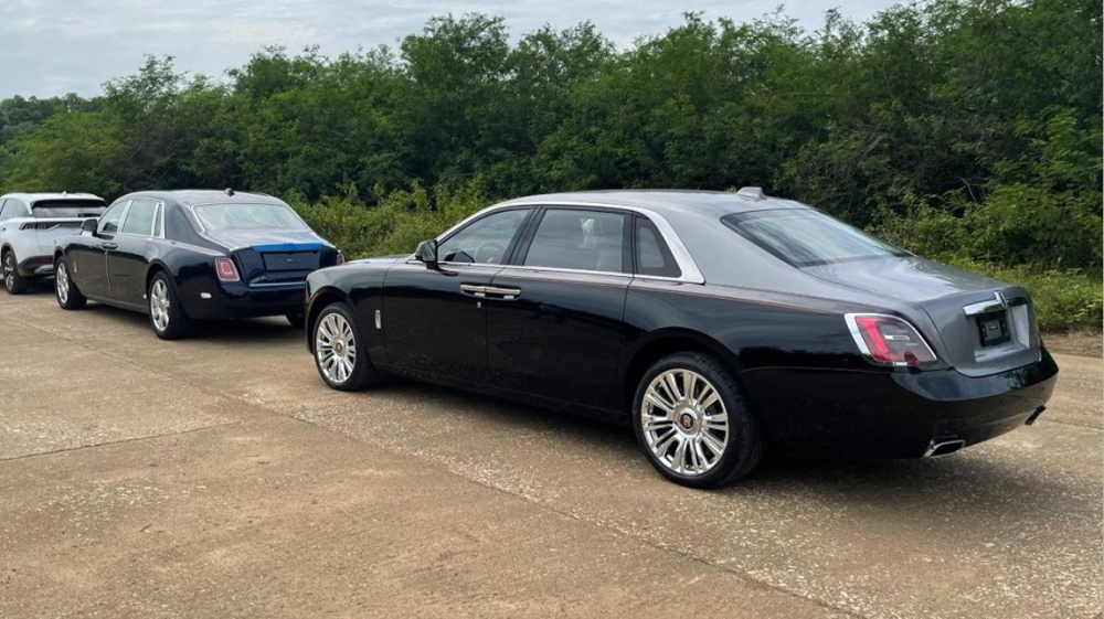 Rolls-Royce Ghost thế hệ mới đỗ ph&iacute;a trước l&agrave; Rolls-Royce Phantom thế hệ thứ 8