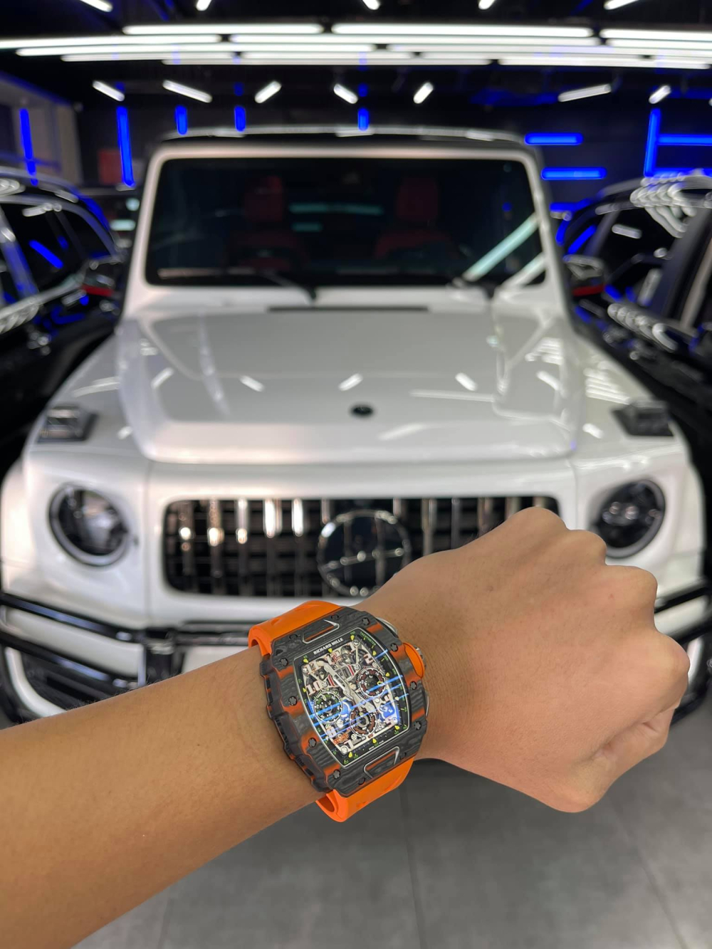 Chiếc đồng hồ này đang bán tại Việt Nam hơn 16 tỷ đồng Chiếc đồng hồ này đang bán tại Việt Nam hơn 16 tỷ đồng