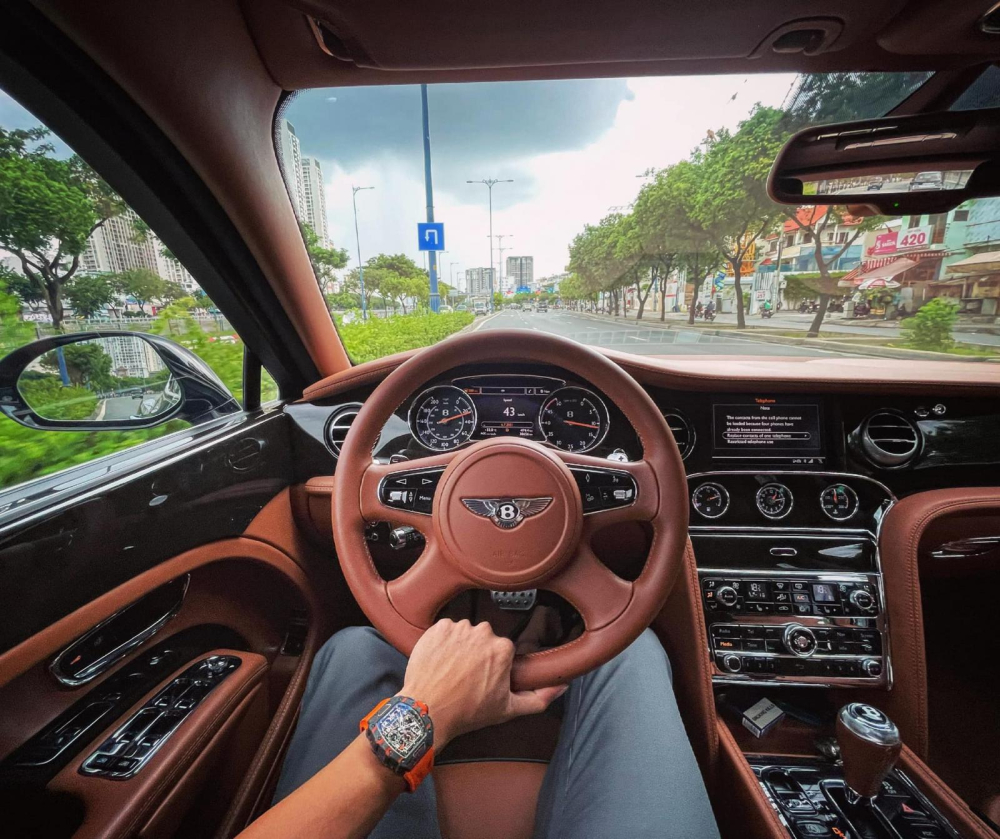 Lái Bentley vẫn đeo Richard Mille RM11-03 McLaren Lái Bentley vẫn đeo Richard Mille RM11-03 McLaren