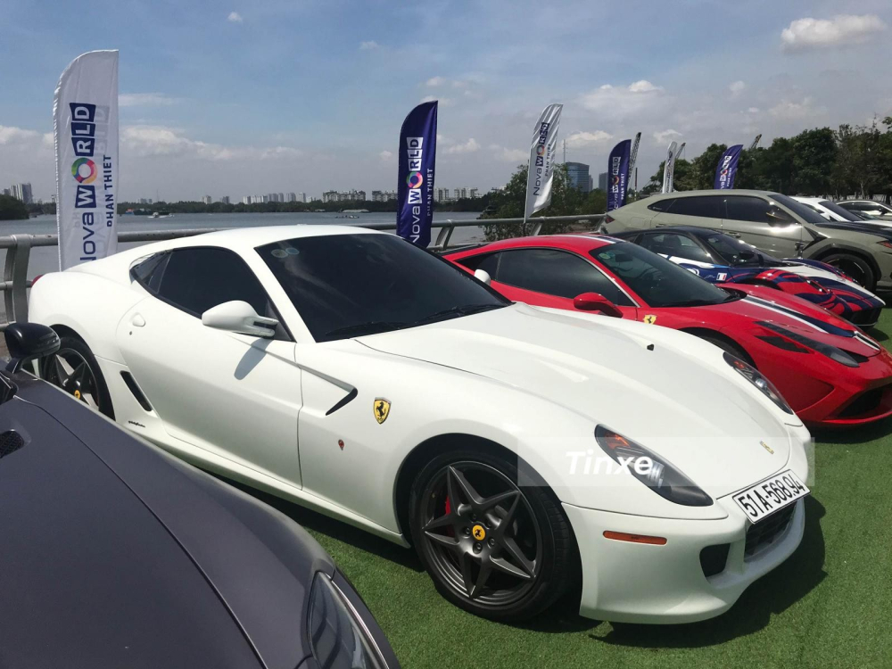 Chiếc si&ecirc;u xe Ferrari 599 GTB n&agrave;y trong 1 sự kiện xe ở S&agrave;i th&agrave;nh với sự xuất hiện của Pagani Huayra