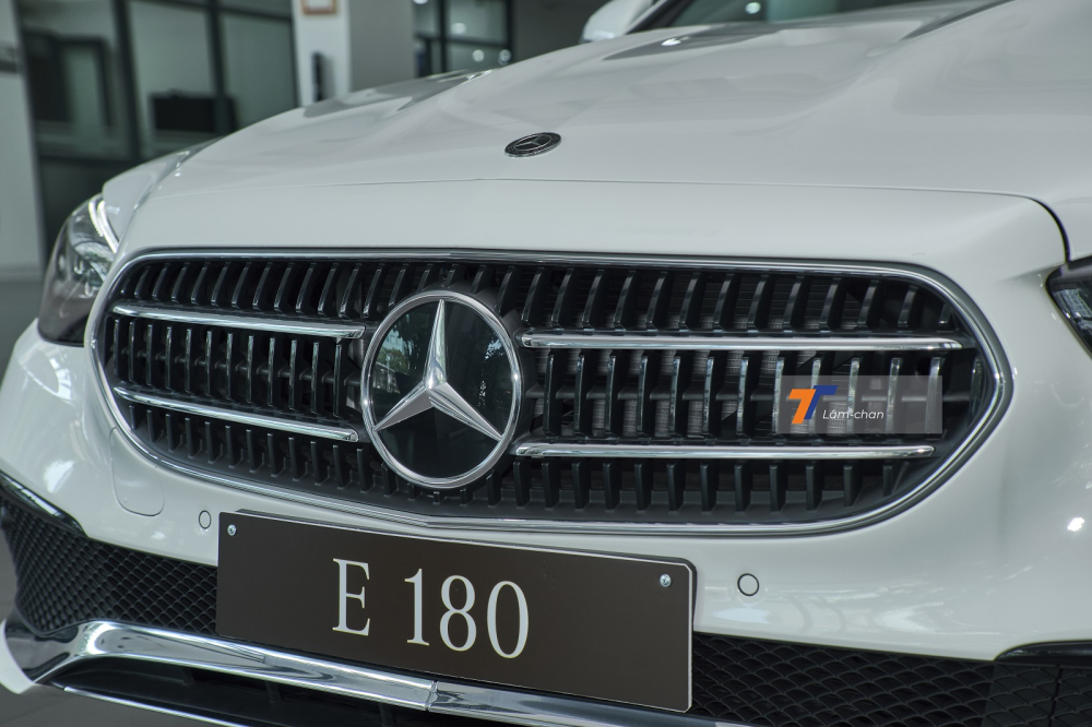 Diện mạo của Mercedes-Benz E 180 2021 kh&aacute; khỏe khoắn, kh&ocirc;ng hướng đến sự sang trọng như E 200 Exclusive v&agrave; tất nhi&ecirc;n chưa đủ &ldquo;chất&rdquo; như E 300 AMG.