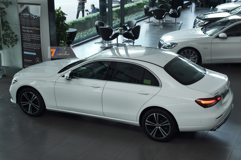 Động cơ của Mercedes-Benz E 180 2021 chỉ c&oacute; dung t&iacute;ch 1.5L nhưng l&agrave; yếu tố ch&iacute;nh gi&uacute;p phi&ecirc;n bản n&agrave;y c&oacute; gi&aacute; b&aacute;n dễ tiếp cận hơn.